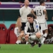 Gelandang Timnas Jerman #07 Kai Havertz (tengah) terlihat sedih setelah Jerman tetrsingkir dari Piala Dunia 2022 meski menang 4-2 atas Kosta Rika dalam matchday ketiga atau terakhir Grup E di Stadion Al-Bayt di Al Khor, utara Doha pada 1 Desember 2022. KARIM JAAFAR/AFP.