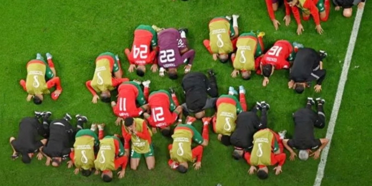 Pemain Maroko sujud syukur usai mengalahkan Spanyol di babak 16 besar Piala Dunia 2022 di Education City Stadium, Selasa (6/12/2022). [AFP]