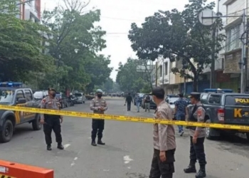 Petugas kepolisian langsung melakukan penyelidikan terkait suara ledakan di Mapolsek Astanaanyar, Rabu 7 Desember 2022. (ayobandung.com)
