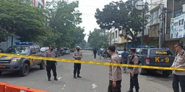 Petugas kepolisian langsung melakukan penyelidikan terkait suara ledakan di Mapolsek Astanaanyar, Rabu 7 Desember 2022. (ayobandung.com)