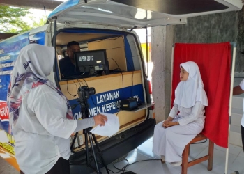 Seorang siswa saat melakukan perekaman E-KTP di SMA Negeri 1 Kabila. (Foto Indra/Diskominfo)