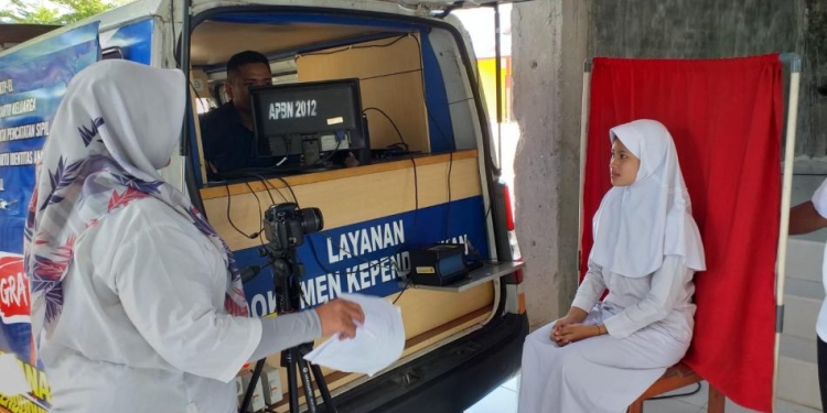 Seorang siswa saat melakukan perekaman E-KTP di SMA Negeri 1 Kabila. (Foto Indra/Diskominfo)