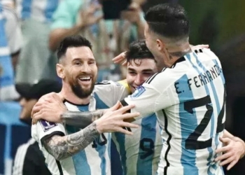Penyerang timnas Argentina #09 Julian Alvarez (Tengah) melakukan selebrasi dengan #10 Lionel Messi dan #24 Enzo Fernandez setelah mencetak gol kedua timnya selama pertandingan semifinal Piala Dunia 2022 antara Argentina vs Kroasia di Stadion Lusail di Lusail, utara Doha pada Rabu (14/12/2022) dini hari WIB. Anne-Christine POUJOULAT / AFP