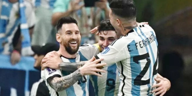 Penyerang timnas Argentina #09 Julian Alvarez (Tengah) melakukan selebrasi dengan #10 Lionel Messi dan #24 Enzo Fernandez setelah mencetak gol kedua timnya selama pertandingan semifinal Piala Dunia 2022 antara Argentina vs Kroasia di Stadion Lusail di Lusail, utara Doha pada Rabu (14/12/2022) dini hari WIB. Anne-Christine POUJOULAT / AFP