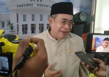Anggota DPRD Provinsi Gorontalo, Adhan Dambe saat diwawancarai awak media usai paripurna DPRD Provinsi Gorontalo ke-101 dalam rangka HUT ke-22 Provinsi Gorontalo, Senin (5/12/2022) (muhajir/gopos)