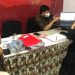 Anggota KPU Provinsi Gorontalo, Sophian Rahmola (kiri) bersama staf KPU Provinsi Gorontalo menyerakan akun Silon untuk pencalonan bakal calon anggota DPD. (istimewa)