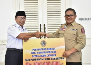 Wali Kota Gorontalo, Marten Taha, menyerahkan donasi untuk korban bencana Cianjur. (Humas Pemkot Gorontalo)