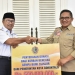 Wali Kota Gorontalo, Marten Taha, menyerahkan donasi untuk korban bencana Cianjur. (Humas Pemkot Gorontalo)
