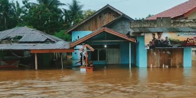 Situasi banjir yang menerjang wilayah kecamatan Tilamuta, Boalemo, Sabtu (17/12/2022). (istimewa)