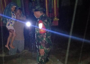Petugas TNI membantu evakuasi warga yang terdampak banjir di wilayah Kabupaten Gorontalo Utara. (istimewa)