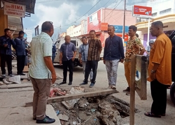 Anggota DPRD Kota Gorontalo, Dapil I saat melakukan reses masa sidang ke satu tahun 2022, di kawasan perkotaan kota tua, Kota Gorontalo, jumat ( 2/11/2022). Sari/gopos