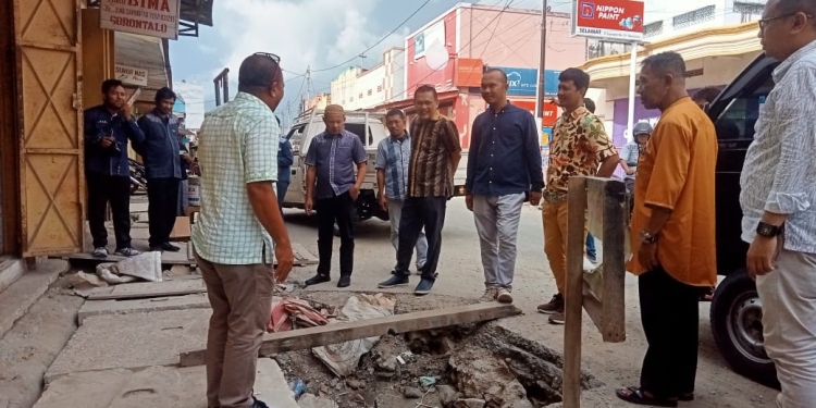 Anggota DPRD Kota Gorontalo, Dapil I saat melakukan reses masa sidang ke satu tahun 2022, di kawasan perkotaan kota tua, Kota Gorontalo, jumat ( 2/11/2022). Sari/gopos