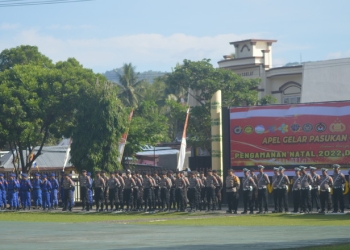 Pelaksanaan apel gelar pasukan Ops Lilin Otanaha 2022 yang dilaksanakan di Lapangan Mapolda Gorontalo, Kamis (22/12/2022). (Foto: Putra/Gopos)
