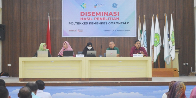 Poltekkes Kemenkes Gorontalo menyuguhkan desimilasi hasil penelitian dosen hingga pameran produk kesehatan. Hal tersebut dipaparkan serta diperlihatkan di Aula Poltekes Kemenkes Gorontalo, Rabu (21/12/2022).