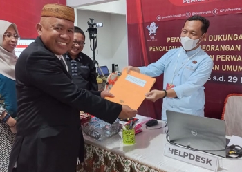 Bakal Calon Anggota DPD, Jasin Usman Dilo (kiri) menyerahkan berkas dukungan masyarakat untuk pencalonan anggota DPD ke KPU Provinsi Gorontalo, Jumat (23/12/2022). (Hasan/gopos)