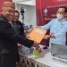 Bakal Calon Anggota DPD, Jasin Usman Dilo (kiri) menyerahkan berkas dukungan masyarakat untuk pencalonan anggota DPD ke KPU Provinsi Gorontalo, Jumat (23/12/2022). (Hasan/gopos)
