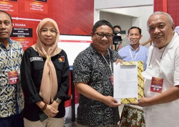 Bakal Calon DPD, Tonny Junus, menyerahkan dukungan masyarakat untuk pencalonan anggota DPD ke KPU Provinsi Gorontal, Senin (25/12/2022).