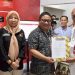 Bakal Calon DPD, Tonny Junus, menyerahkan dukungan masyarakat untuk pencalonan anggota DPD ke KPU Provinsi Gorontal, Senin (25/12/2022).
