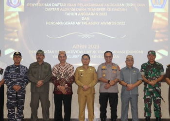 Wakil Ketua DPRD Provinsi Gorontalo, Sofyan Puhi (tiga dari kanan) berpose bersama pejabat Forkopimda Provinsi Gorontalo pada penyerahan DIPA 2023 di Kanwil Ditjen Perbendaharaan, Senin (12/12/2022).