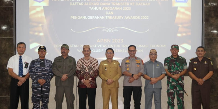 Wakil Ketua DPRD Provinsi Gorontalo, Sofyan Puhi (tiga dari kanan) berpose bersama pejabat Forkopimda Provinsi Gorontalo pada penyerahan DIPA 2023 di Kanwil Ditjen Perbendaharaan, Senin (12/12/2022).