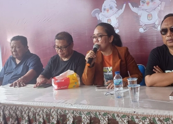 Bakal Calon Anggota DPD, Dewi Sartika Hemeto, yang juga kandidat incumbent memberi keterangan kepada wartawan usai memasukkan dukungan masyarakat ke KPU Provinsi Gorontalo, Senin (26/12/2022)