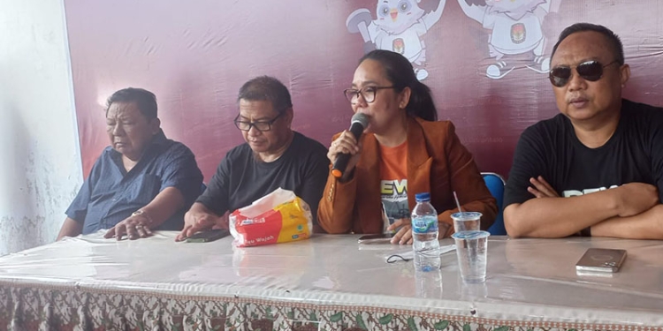 Bakal Calon Anggota DPD, Dewi Sartika Hemeto, yang juga kandidat incumbent memberi keterangan kepada wartawan usai memasukkan dukungan masyarakat ke KPU Provinsi Gorontalo, Senin (26/12/2022)