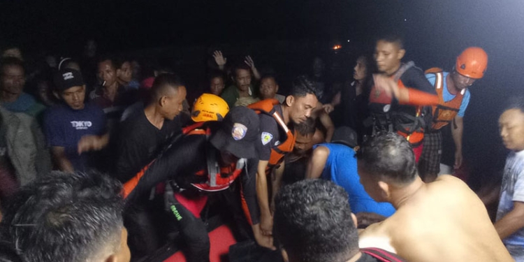 Proses evakuasi korban tenggelam di aliran Sungai Bone di Limbuwahu, Desa Poduwoma, Kecamatan Suwawa, Bone Bolango, Sabtu (24/12/2022). (istimewa)