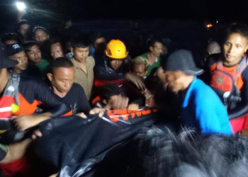 Proses evakuasi korban tenggelam di aliran Sungai Bone di Limbuwahu, Desa Poduwoma, Kecamatan Suwawa, Bone Bolango, Sabtu (24/12/2022). (istimewa)