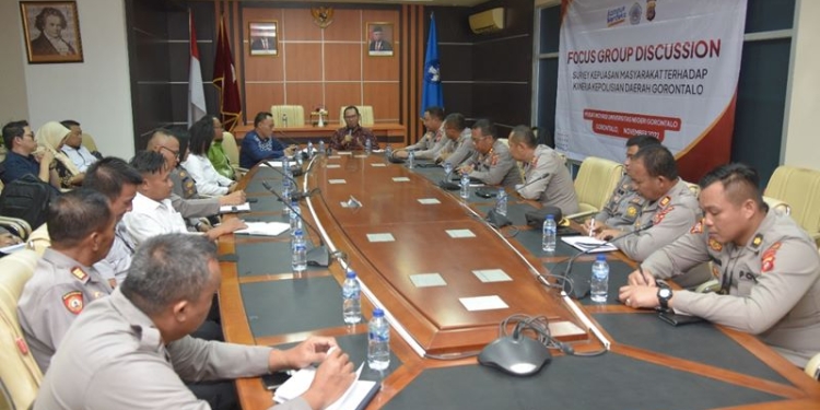 Focus Group Discussion dalam rangka Survey Kepuasan Masyarakat terhadap Kinerja Kepolisian Daerah Gorontalo, Rabu, (30/11/2022) di Ruang Rapat Rektor UNG.