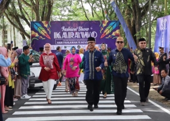 Fashion show karawo yang dilaksanakan oleh Pemerintah Kabupate Bone Bolango pada peringatan Hari Pahlawan 10 November 2022 kemarin. (Foto AKP/Diskominfo)
