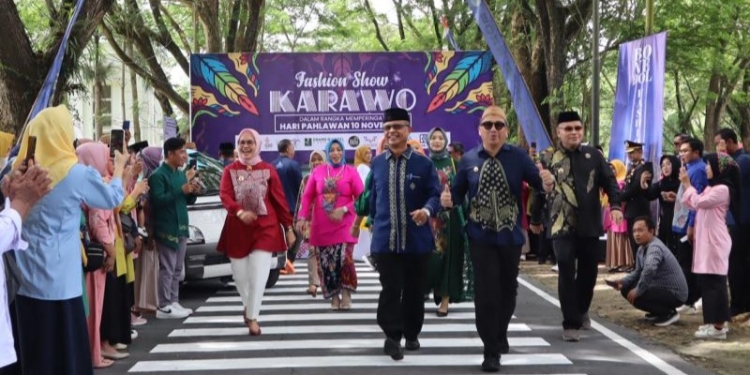 Fashion show karawo yang dilaksanakan oleh Pemerintah Kabupate Bone Bolango pada peringatan Hari Pahlawan 10 November 2022 kemarin. (Foto AKP/Diskominfo)