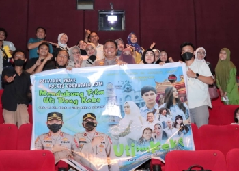 Kapolresta Gorontalo Kota, AKBP Ardi Rahananto bersama jajaran dan insan pers Gorontalo berpose usai menonton film uti deng keke di XXI City Mall Gorontalo, Selasa (13/12/2022) (istimewa)