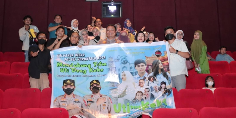Kapolresta Gorontalo Kota, AKBP Ardi Rahananto bersama jajaran dan insan pers Gorontalo berpose usai menonton film uti deng keke di XXI City Mall Gorontalo, Selasa (13/12/2022) (istimewa)