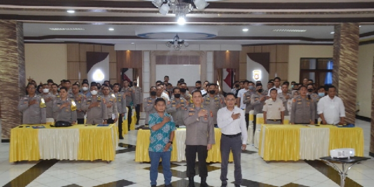 Bidang Humas Polda Gorontalo melaksanakan kegiatan Bimbingan Teknis (Bimtek) di Aula Titinepo dengan menggandeng wartawan media online Gopos.id Hasanuddin Jadin dan guru SMK Negeri I Limboto Muhammad Firmansyah, Rabu (30/11/2022). (Humas Polda Gorontalo)
