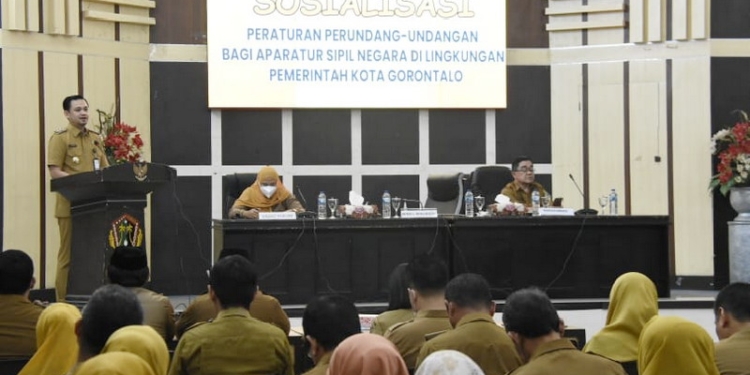 Aparatur Sipil Negara (ASN) di Lingkungan Pemerintah Kota Gorontalo mengikuti kegiatan peningkatan kapasitas di Aula Kantor Wali Kota Gorontalo, Senin (12/12/2022). (Foto: Humas)