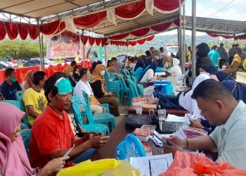 Antusias Warga Ikut Vaksinasi Massal di Polres Gorut