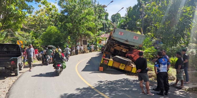 Jalur Trans Sulawesi, tepatnya di tanjakan Desa Pontolo, Kecamatan Kwandang, Gorontalo Utara hari ini Selasa (20/12/2022) mulai pukul 11.00 Wita, sampai dengan 15.00 Wita ditutup sementara.