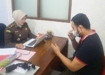 Kasus penggelapan dana masyarakat/investasi bodong dengan pelaku Rahmat Is Ambo kini memasuki tahap II (penyerahan tersangka dan barang bukti) ke Kejari Boalemo, Kamis (22/12/2022).