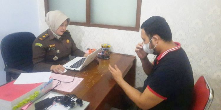 Kasus penggelapan dana masyarakat/investasi bodong dengan pelaku Rahmat Is Ambo kini memasuki tahap II (penyerahan tersangka dan barang bukti) ke Kejari Boalemo, Kamis (22/12/2022).