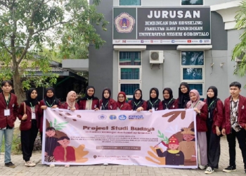 Mahasiswa Universitas Negeri Gorontalo yang melaksanakan Projek Budaya di Desa Ayumolinggo.