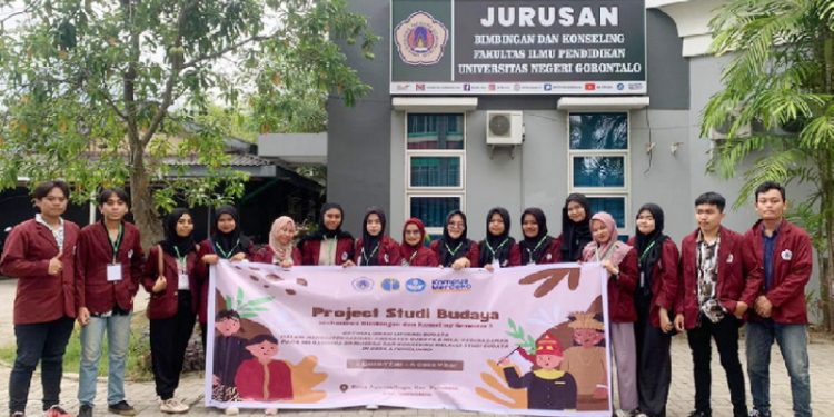 Mahasiswa Universitas Negeri Gorontalo yang melaksanakan Projek Budaya di Desa Ayumolinggo.