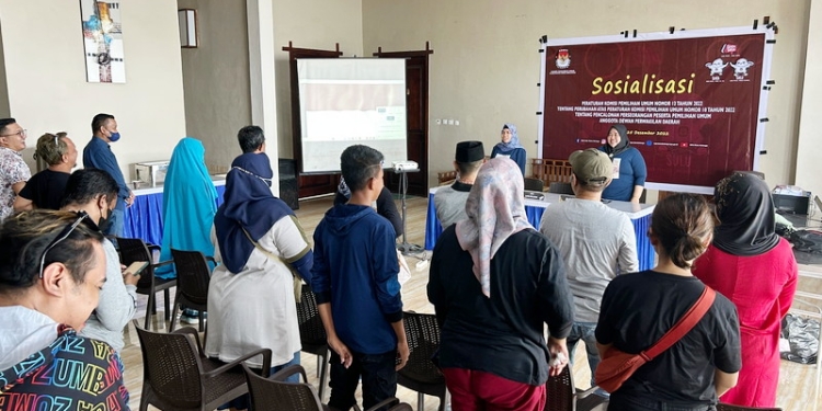 Komisi Pemilihan Umum (KPU) Kabupaten Bone Bolango melaksanakan sosialisasi peraturan komisi pemilihan umum nomor 13 tahun 2022 tentang perubahan atas peraturan komisi pemilihan umum nomor 10 Tahun 2022 tentang pencalonan perseorangan peserta pemilihan umum anggota Dewan Perwakilan Daerah (DPD) di Century Beach Resort, Ahad (25/12/2022). (Foto: DOK. KPU Bone Bolango)