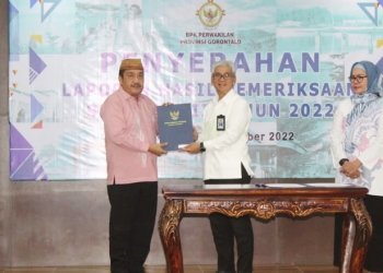 Ketua Dewan Perwakilan Rakyat Daerah (DPRD) Kabupaten Bone Bolango, Halid Tangahu menerima Laporan Hasil Pemeriksaan Kinerja atas Penyediaan Akses Air Minum dan Sanitasi yang Layak dan Aman Tahun 2020 Semester I Tahun 2022 pada Pemerintah Kabupaten Bone Bolango dan Instansi Terkait Lainnya dari BPK Provinsi Gorontalo, Senin (26/12/2022). (Foto: humas)
