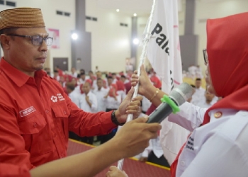 Ketua PMI Kabupaten Gorontalo, Roni Sampir Melantik Dewan Pengurus PMI Kecamatan se-Kabupaten Gorontalo masa bakti 2022-2027 di El-Madinah, Hotel Gorontalo Senin, (26/12/2022).