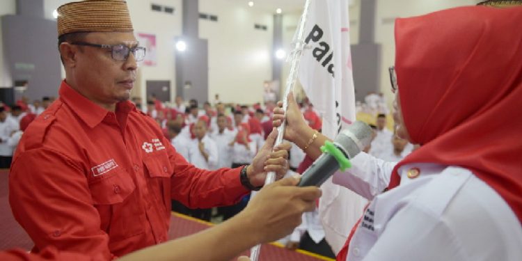Ketua PMI Kabupaten Gorontalo, Roni Sampir Melantik Dewan Pengurus PMI Kecamatan se-Kabupaten Gorontalo masa bakti 2022-2027 di El-Madinah, Hotel Gorontalo Senin, (26/12/2022).