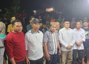 Penjagub Gorontalo Hamka Hendra Noer, saat berfoto bersama warga kecamatan Dunggaliyo, Senin (26/12/2022)