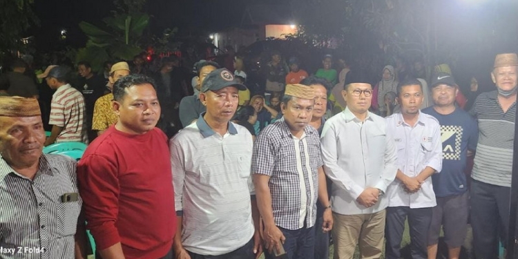 Penjagub Gorontalo Hamka Hendra Noer, saat berfoto bersama warga kecamatan Dunggaliyo, Senin (26/12/2022)