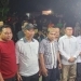 Penjagub Gorontalo Hamka Hendra Noer, saat berfoto bersama warga kecamatan Dunggaliyo, Senin (26/12/2022)