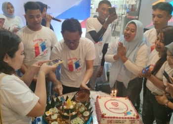 Anniversary ke-11 Smart Cctv Indonesia Siap Hadirkan Keunggulan Produk untuk Masyarakat Gorontalo - Pemotong tumpeng oleh Manajer Smart Cctv Indonesia, Nur Shodiq sebagai Tanda 11 tahun Smart Cctv Indonesia Sabtu malam (10/12/2022). (Foto: Putra/Gopos)