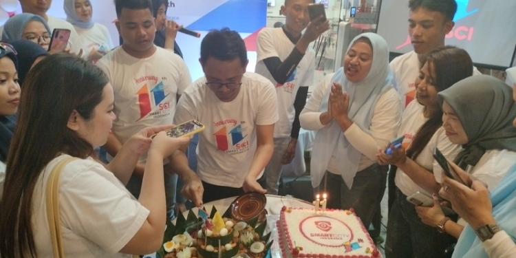 Anniversary ke-11 Smart Cctv Indonesia Siap Hadirkan Keunggulan Produk untuk Masyarakat Gorontalo - Pemotong tumpeng oleh Manajer Smart Cctv Indonesia, Nur Shodiq sebagai Tanda 11 tahun Smart Cctv Indonesia Sabtu malam (10/12/2022). (Foto: Putra/Gopos)